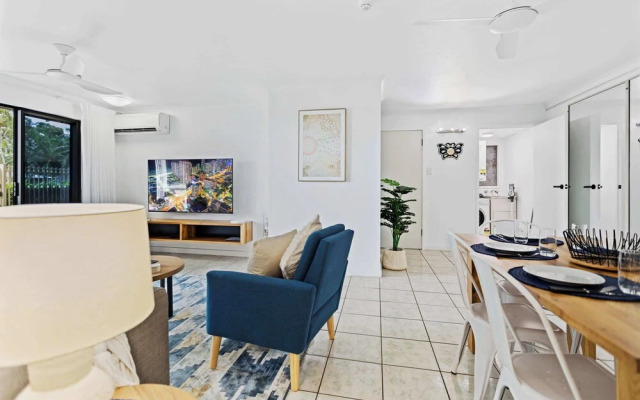 Rainforest Reef Retreat - Esplanade Ground-floor Apartment