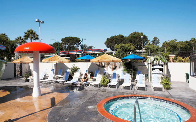 Howard Johnson by Wyndham Anaheim Hotel & Water Playground
