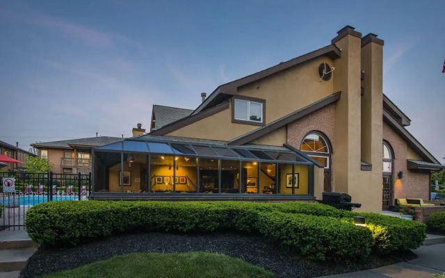 Cloverleaf Suites Columbus