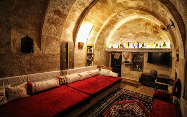 Patisca Cave House