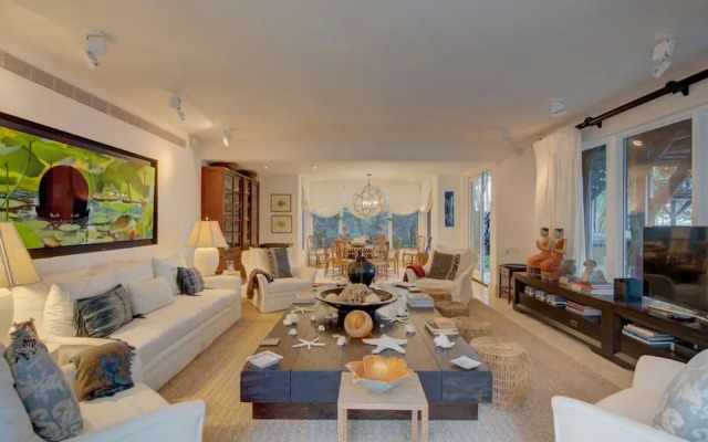 6 BR Beachfront Lush Oasis