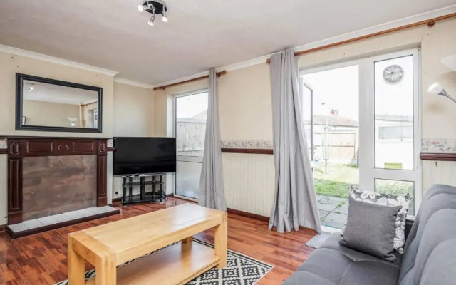 Cosy 3 Bedroom Home With Wifi, Parking & Garden