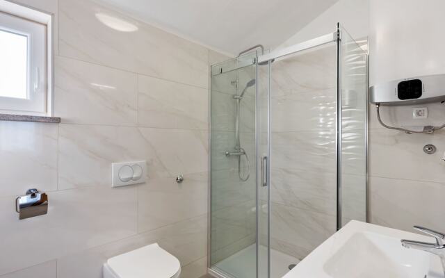 Bright Holiday Home in Jasenice With Beach Nearby