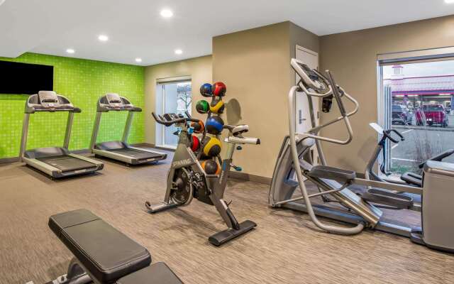 La Quinta Inn & Suites by Wyndham Hartford - Bradley Airport