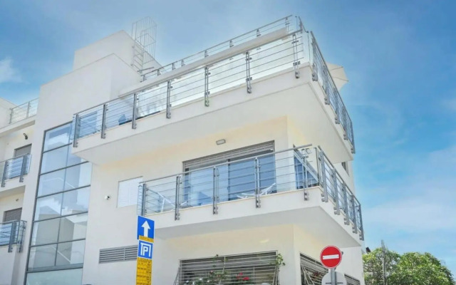 Sunny 3BR Penthouse near the Beach by HolyGuest