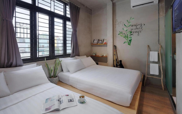 9 Hostel and Bar