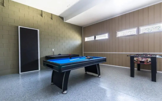 7 Bdrmstheatergamermpoolmansion