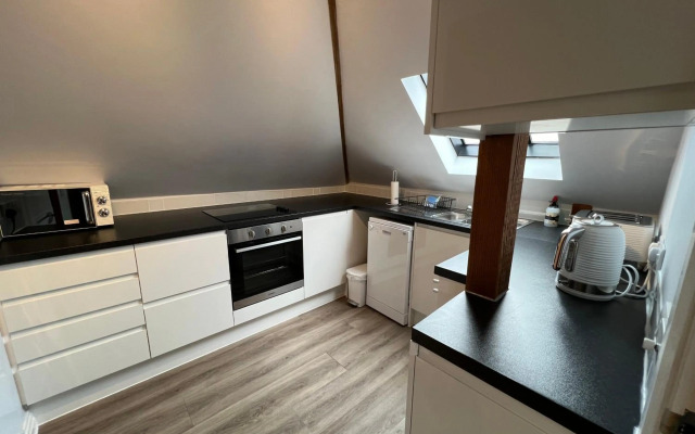 Delightful 1 bedroom Split-Level Apt in Glastonbury Town Centre