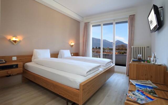 Ascona Lodge, Pool & Garden Retreat