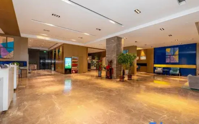 Ldyllic Holiday Inn Hotel