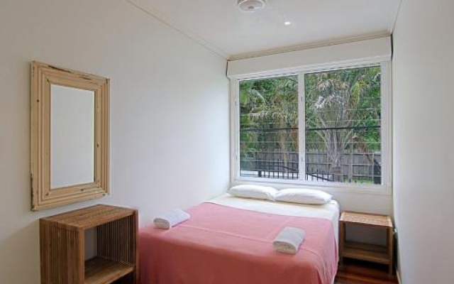 Byron Bay Accom 77 Butler Street, Byron Bay - Lantana Beach House – Guest Rooms – Byron Bay