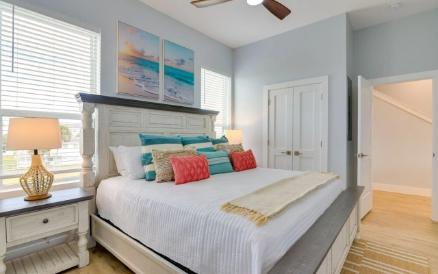 Steps to Beach: Vibrant House in Galveston!