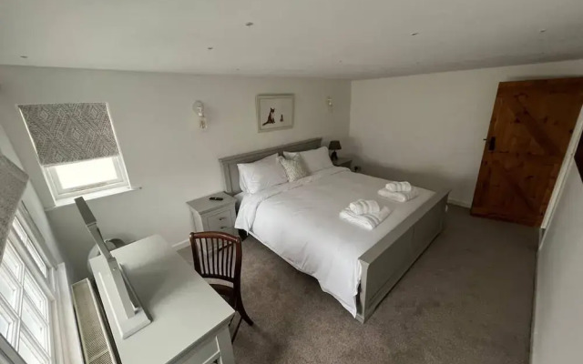 2 Bed Grade 2 - Dates Back to 1500's