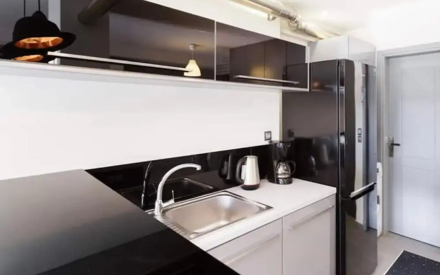 Stylish Boutique Loft With Private Balcony