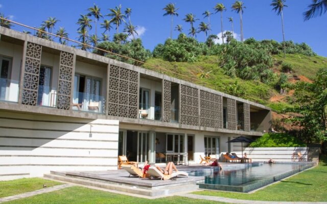 Modern Beach Villa With Roof Garden