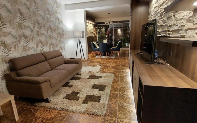 Jull complete house with 8 bedrooms and 6 bathroom