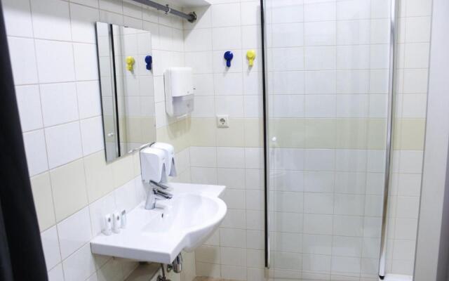 City-Center Basement Studio Free Parking Netflix