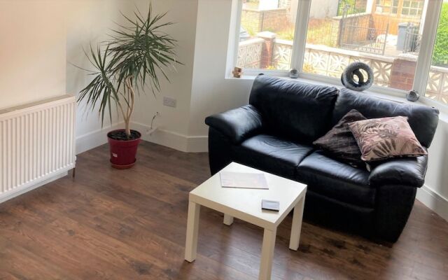 Lovely 4-bed House in Central Wolverhampton