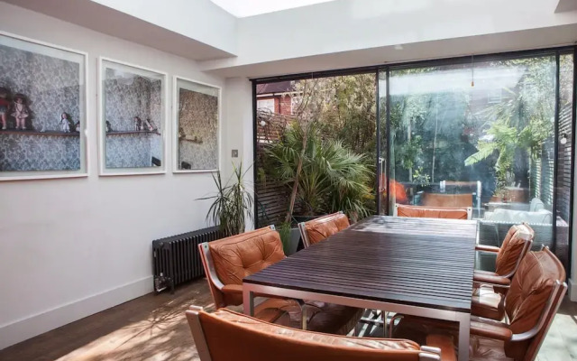 Spacious 2 Bedroom House in Central London