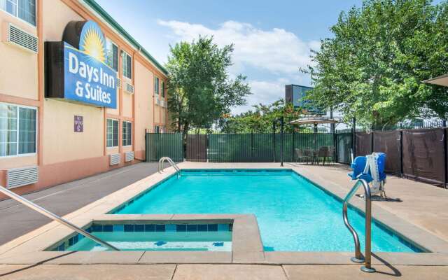 Days Inn & Suites by Wyndham Wichita