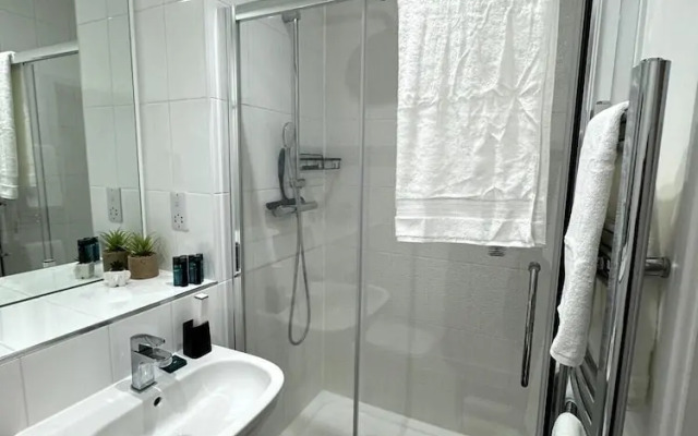Cozy Bracknell Apartment With Modern Amenities