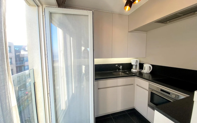 Sea Wall Retreat With Views