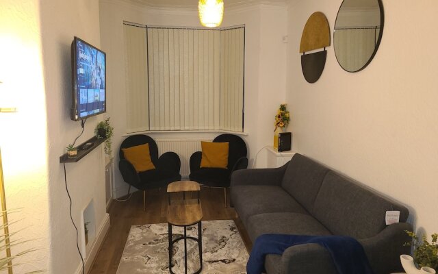 2 Bed House - Sleeps 5 - Parking - Wifi