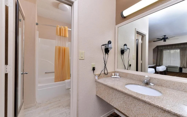 Mockingbird Inn & Suites