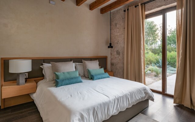 La Loma Luxury Villa with Pool & Jacuzzi