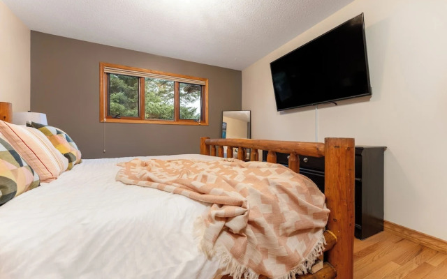 Mountain Chalet 2Min to Jasper Park Gate