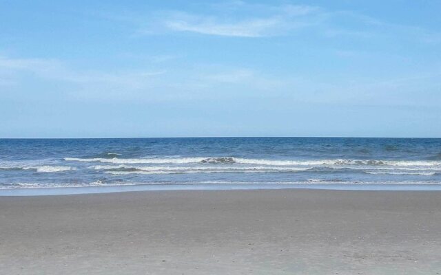 Condo w/ Balcony & Pool: Walk to 2 Beach Accesses!