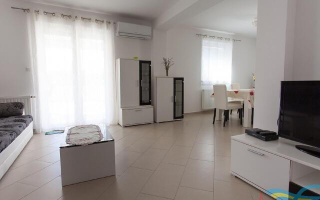 Modern Holiday Home in Kremenici With Terrace