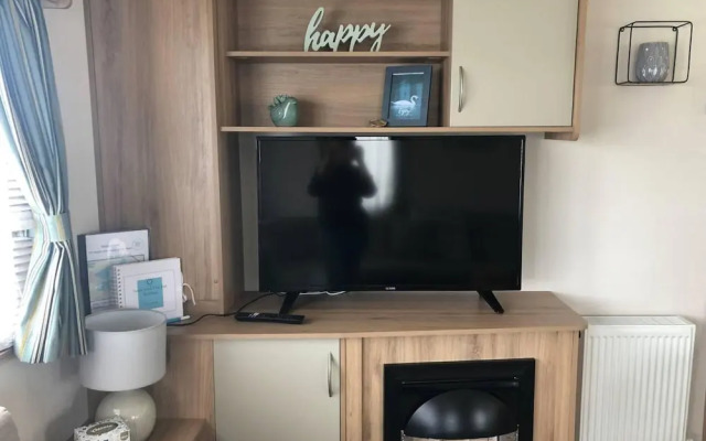 Lovely 3-bed Caravan With Hot Tub in Lincolnshire