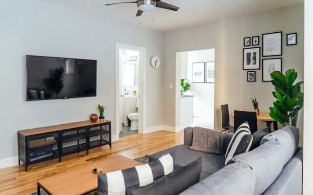 Newly Decorated 1BR 1BA Apt in Lake View