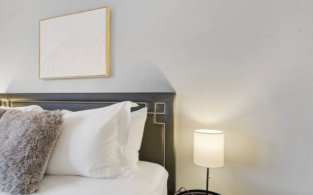 Prime 2BR Chicago Apartment