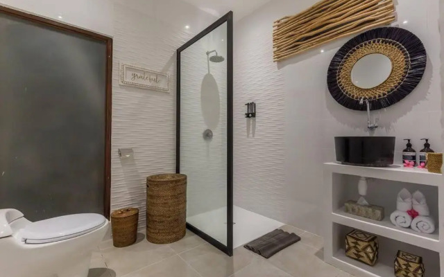 Oberoi new 4 bedr villa 5min walk from eat street&Beach