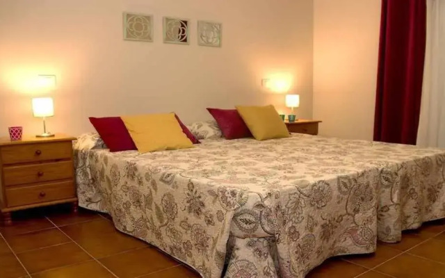 Apartamento con jardín y piscina B