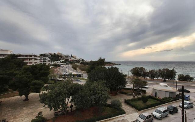 Seaside Renovated Top Floor Apartment
