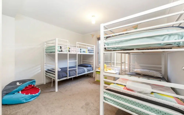 Spacious 3-bed Ground Level Beachside Stay