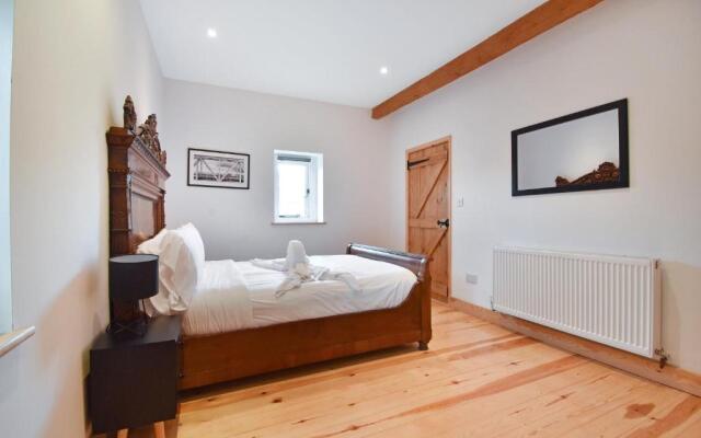 5 Bed Barn Conversion - with private hot tub