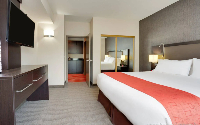 Holiday Inn Express Hotel Naples Downtown - 5th Avenue