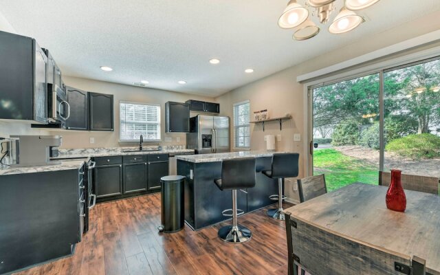 Chic Charlotte Townhome w/ Community Pool