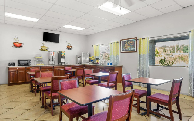 Days Inn by Wyndham Huntington