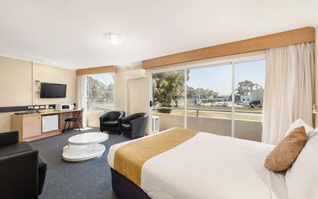 Ciloms Airport Lodge – Guest Rooms – Melbourne