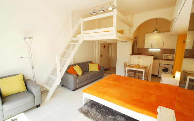 Sunny Studio with balcony in Party District