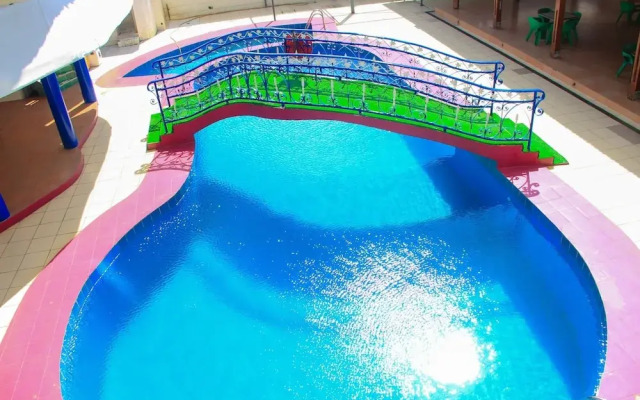New green Horse Hotel