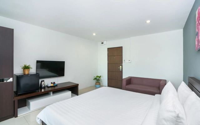 De Botan Srinakarin Hotel & Residence