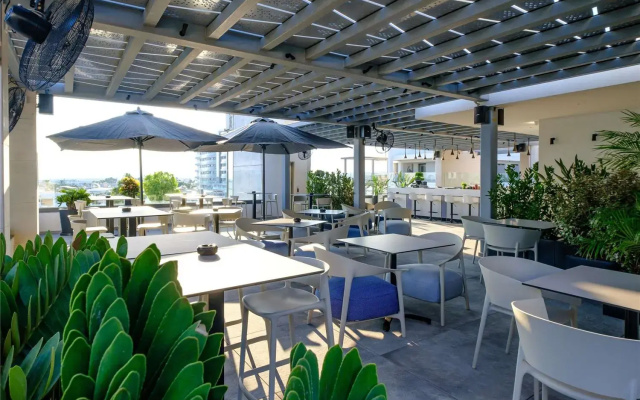 Mercure Larnaca Beach Resort