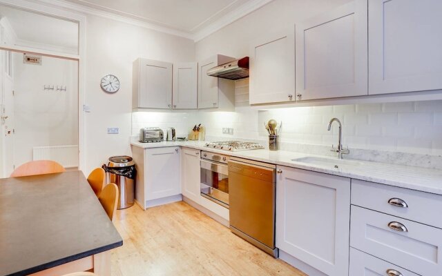 Fulham Large 1 bed Flat in Charming Building