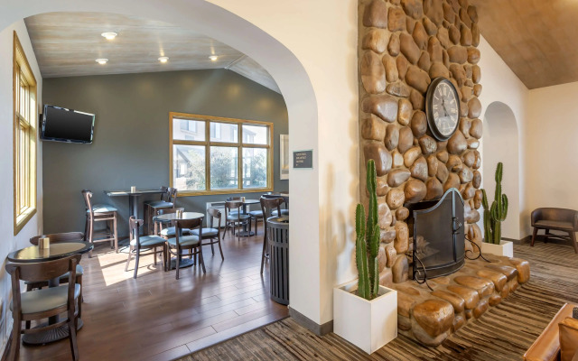 Best Western Plus Cottontree Inn